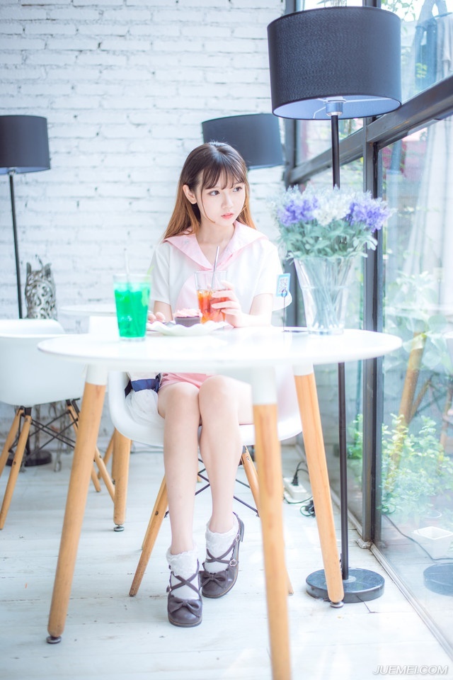 “血腥味儿~”虎卫统领抬头，冷冷的看向前方，沙哑的声音里，带着一股对鲜血的狂热，山道上空无一人，远处已经能够看到的军营也是冷清清一片，看不出有丝毫人烟。